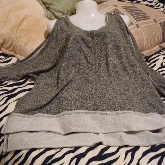 🌹cotton sweater with peekaboo sleeves🎉 - Picture 5 of 12